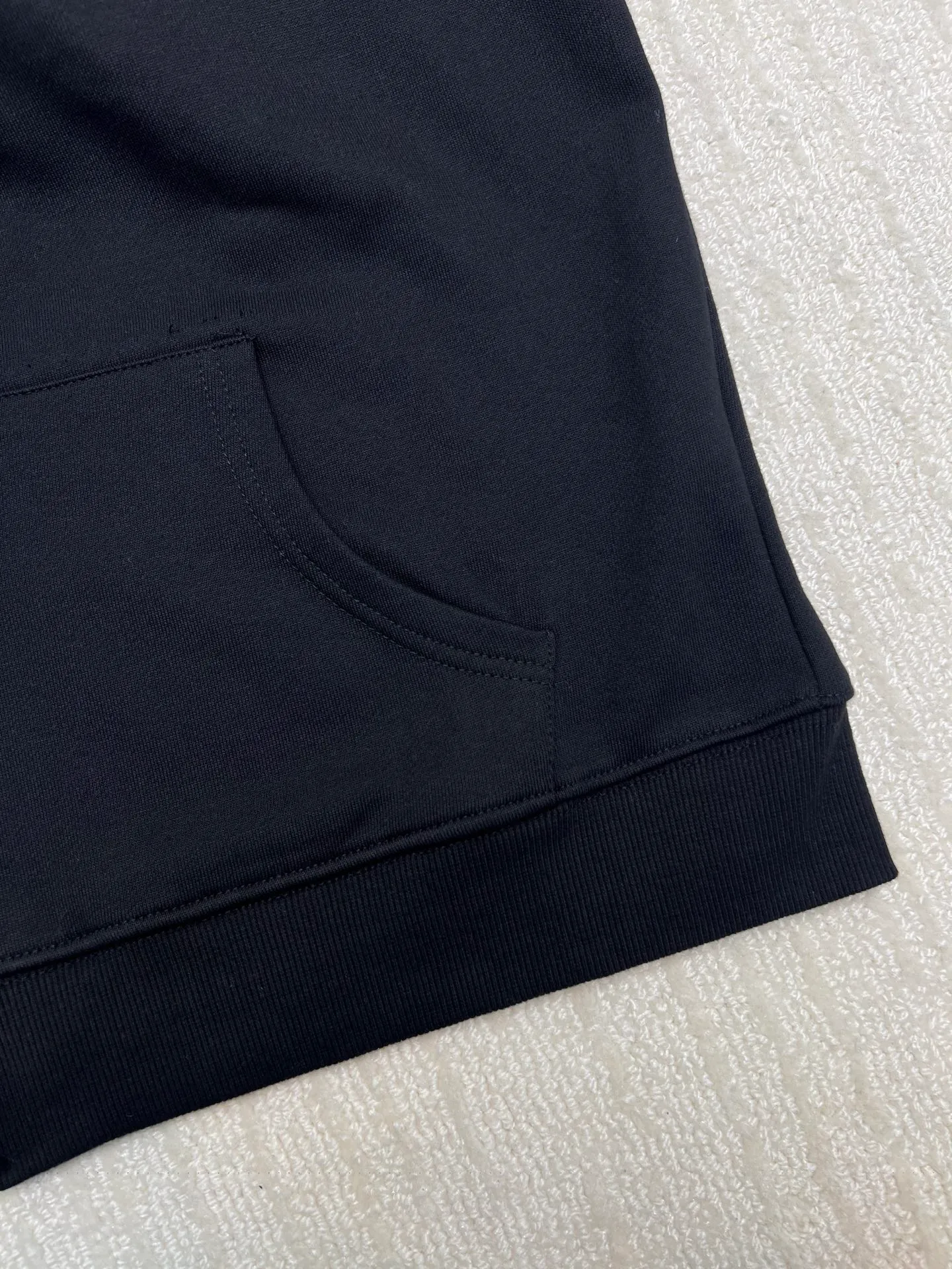 P350 𝗖𝗵𝗿𝗼𝗺𝗲 𝗛𝗲𝗮𝗿𝘁𝘀Cro Heart Pure cotton terry zipper hooded jacket High weight cotton double yarn 380g large terry fabric, fixed and dyed matching ribs, customized full set of accessories, clear letters and perfect restoration without difference. High-end atmosphere, full of class, imported rubber paddle printing graphics and customized bead blasting technology, all wiring is a special machine chain double line.  Size: M L XL XXL